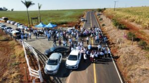 Moradores de Apucarana celebram o asfalto novo entre o Pirapó e Caixa de São Pedro