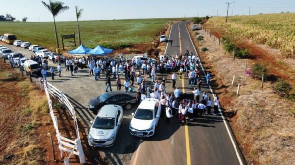 Moradores de Apucarana celebram o asfalto novo entre o Pirapó e Caixa de São Pedro