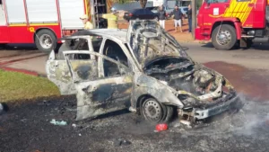 Ford Focus pega fogo na rua e acaba destruído em Arapongas; veja vídeo