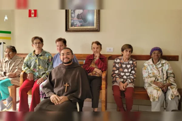 Frei influencer viraliza com vídeos cuidando de idosos em Arapongas