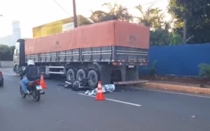 Motociclista morre após bater em caminhão estacionado em Arapongas