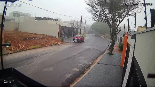 Câmera mostra carro derrubando poste em Arapongas; veja
