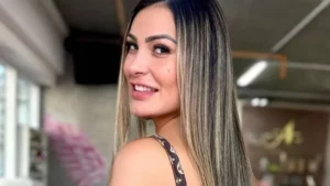 Andressa Urach faz procedimento de ‘língua de cobra’; veja como ficou