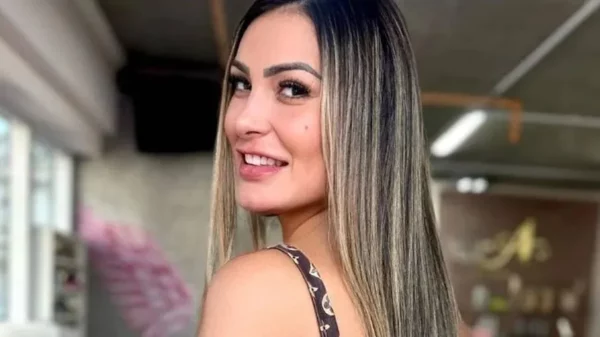 Andressa Urach faz procedimento de ‘língua de cobra’; veja como ficou