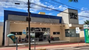 Paciente em surto escala muro da UPA para fugir e mobiliza PM