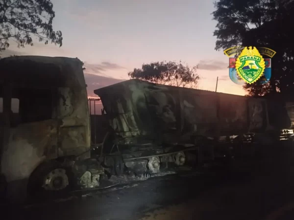 Motorista sai ileso após carreta pegar fogo no Paraná