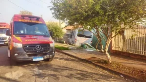 Ônibus descontrolado invade casas e passageira morre na zona norte de Londrina