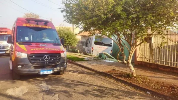 Ônibus descontrolado invade casas e passageira morre na zona norte de Londrina