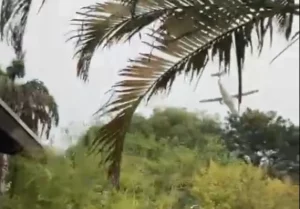 Avião de passageiros que saiu do Paraná cai em SP; vídeo mostra queda
