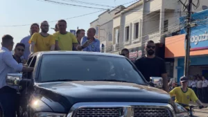Multidão de apoiadores acompanha visita de Bolsonaro a Arapongas