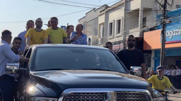 Multidão de apoiadores acompanha visita de Bolsonaro a Arapongas