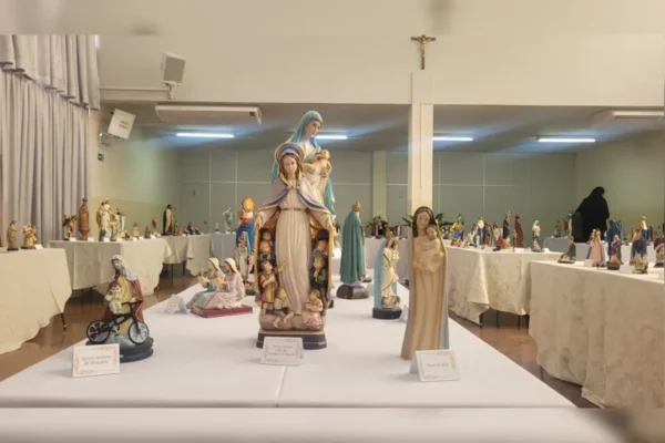 Exposição em Apucarana traz 400 representações de Nossa Senhora