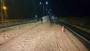 Tombamento interrompe parcialmente trânsito na BR-369 em Arapongas