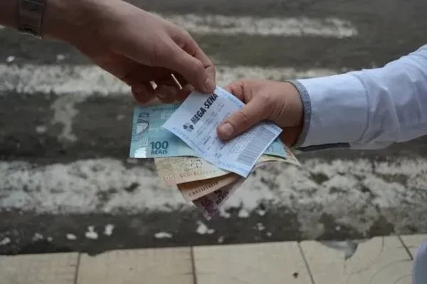 Golpe do bilhete premiado: moradora de Apucarana perde R$ 4,2 mil