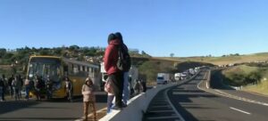 Rodovia em Londrina fica bloqueada por cerca de quatro horas em protesto de moradores por falta d’água