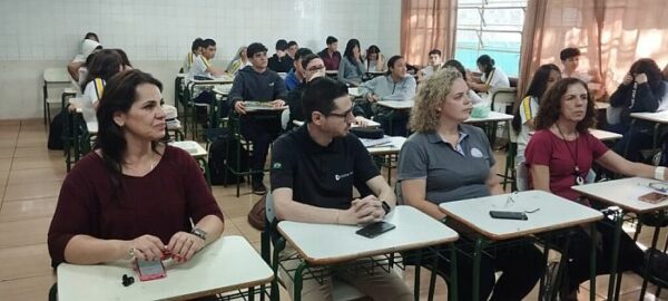 Alunos de curso técnico de Arapongas participam de trilha de inovação