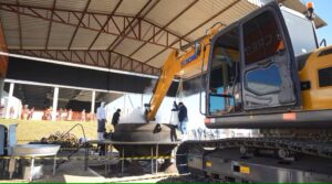 Feijoada gigante é feita com apoio de retroescavadeira e caminhão-pipa no Paraná
