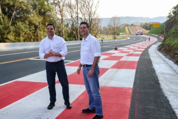Governador vistoria nova área de escape para caminhões na PR-170 em Pinhão