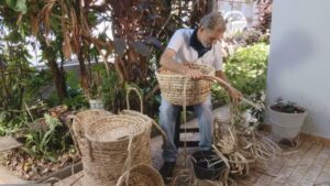 Ex-agricultor paranaense transforma folhas de bananeira em cestas artesanais no norte do Paraná