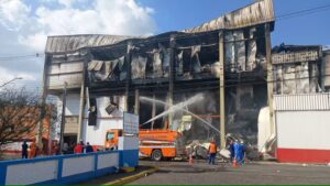 Incêndio em indústria de frango de corte no Paraná teve vazamento aproximado de 8 toneladas de amônia, afirma Corpo de Bombeiros