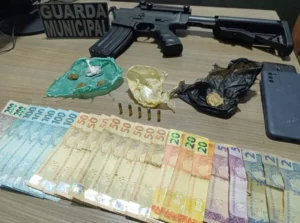 Fuzil de airsoft é apreendido junto com drogas e dinheiro em Arapongas