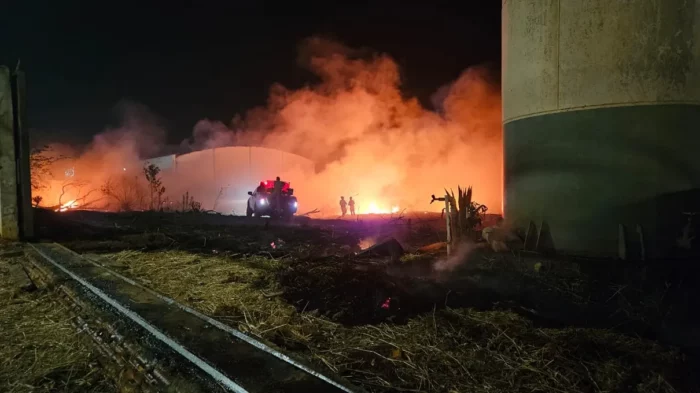 Bombeiros combatem incêndio no Parque Industrial Norte em Apucarana