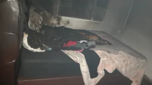 Casa é destruída após pegar fogo duas vezes na madrugada em Arapongas