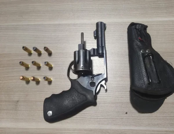 Motorista de Hilux é preso pela PM após levar revólver em conveniência