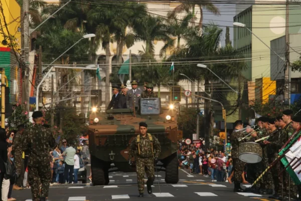Desfile de 7 de Setembro atrai multidão ao centro de Apucarana