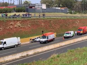 Motorista fica presa às ferragens após acidente na BR-376 em Cambira