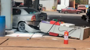 Carro atinge bomba de combustível e gera risco de explosão; veja