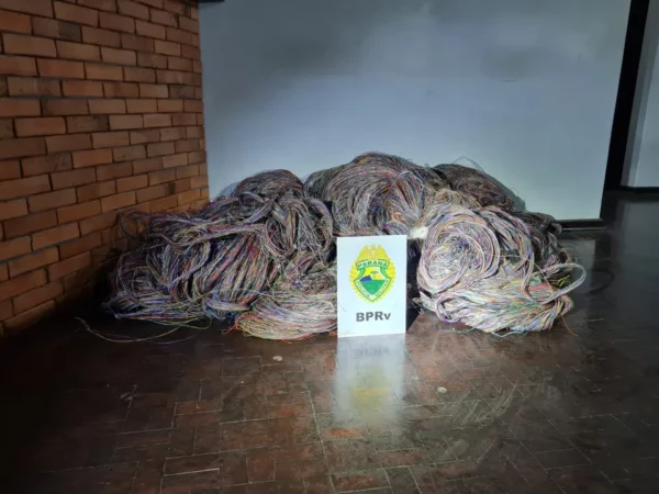 Homens são presos com mais de 200 quilos de fios de cobre na PR-986