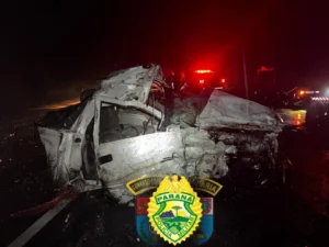 Menino de 10 anos morre após acidente entre carro e carreta na PR-092