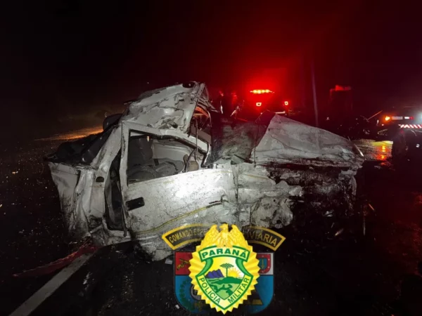 Menino de 10 anos morre após acidente entre carro e carreta na PR-092