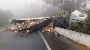 População saqueia carga em acidente com mortes na BR-376