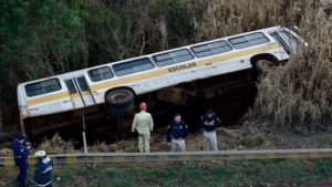 Ônibus com 25 crianças a bordo ‘desliga sozinho’ e tomba na BR-277