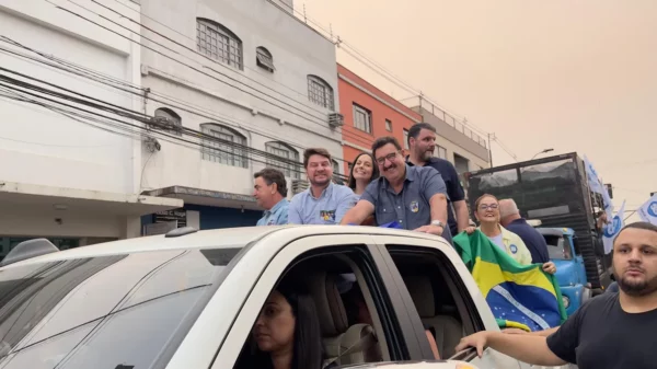 Apresentador Ratinho faz carreata em apoio a Rafael Cita em Arapongas