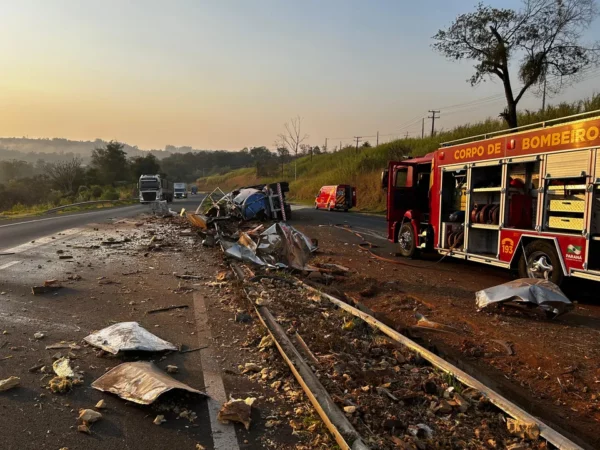 Caminhoneiro fica preso às ferragens após tombamento em Apucarana