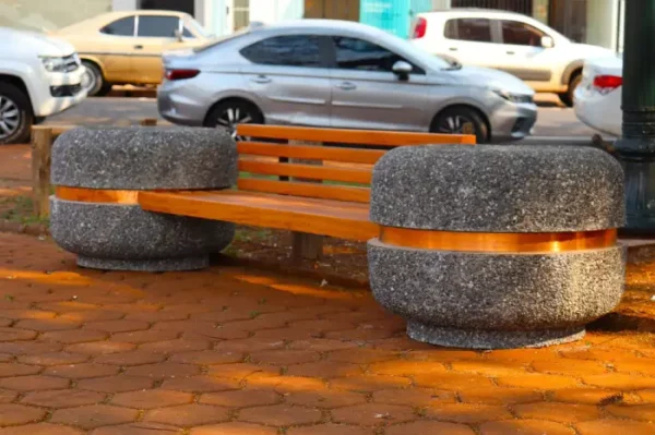 Arapongas recebe instalação de novos pontos de ônibus e bancos de praça