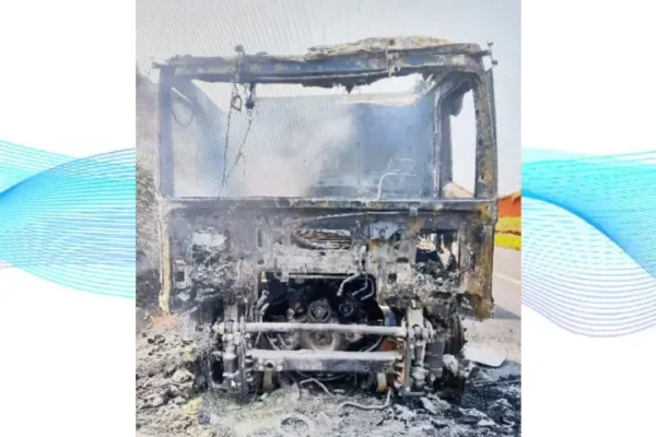 Motorista escapa ileso após carreta ser destruída por fogo em Rolândia