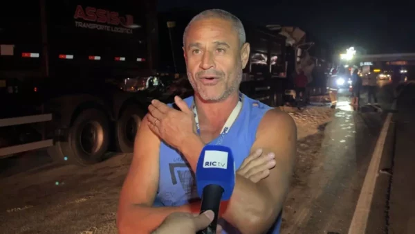 Caminhoneiro se emociona ao falar sobre acidente na BR-116: “Dói na alma”