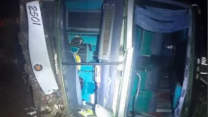 Ônibus com mais de 40 estudantes tomba na PRC-281, em Dois Vizinhos