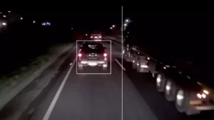 Câmera registra momento em que caminhão tomba e causa acidente na BR-277