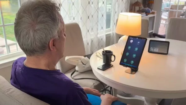 Homem com paralisia consegue controlar Alexa após implante