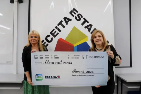 Prêmio de R$ 100 mil do Nota Paraná é entregue a moradora de Curitiba