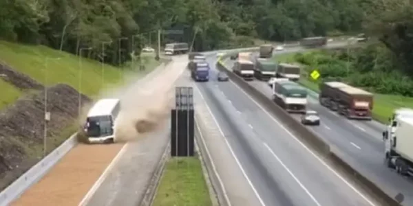 Ônibus que saiu de Arapongas tem falhas e motorista evita tragédia