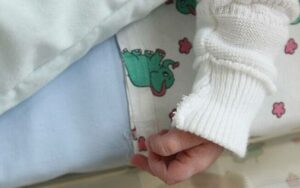 Casal é preso por vender filho de 2 meses por R$ 5 mil e uma caixa de cerveja