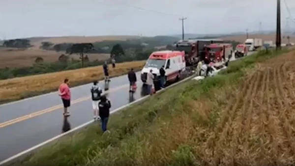 Colisão entre carro e carreta na PR-158 deixa três mortos e um ferido