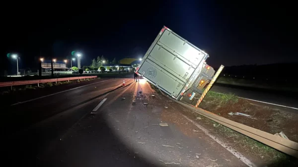 Ladrão é preso após tombar caminhão furtado durante fuga na BR-376