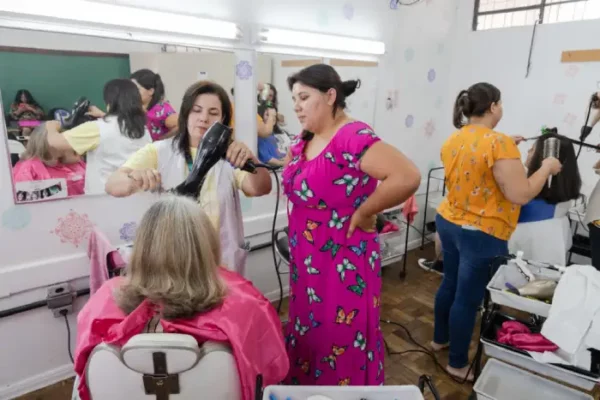 Centro de Oficinas da Mulher alia qualificação profissional e socialização